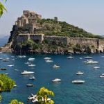 Ischia, pulizia della scogliera del Ischia, castello Aragonese; al lavoro volontari stranieri e associazioni locali